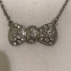 Necklace bow with stones